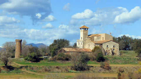 Llambilles és un municipi de la comarca del Gironès, regat pels rius del Bugantó i del Corb