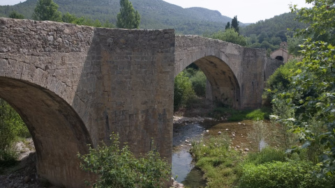 sant llorenç de la muga Es tracta d'una curiosa formació rocosa amb roques a la cresta que semblen l'esquena d'un drac.