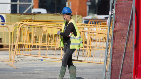 Obreros trabajando al sol, a 18 de julio de 2024, en Madrid.