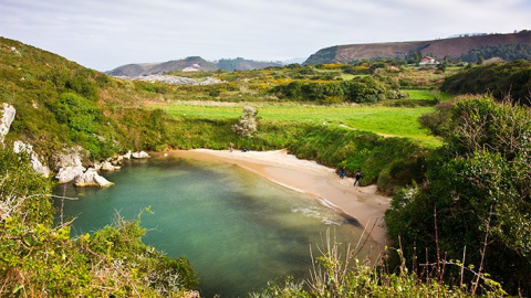 gulpiyuri Playa de Gulpiyuri en Llanes, Asturias.