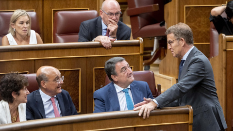 Alberto Núñez Feijóo y Aitor Esteban, en un Pleno del Congreso en 2023.