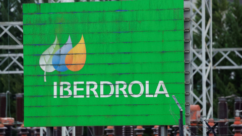 El logo de Iberdrola en una subestación eléctrica en Durango (Vizcaya).