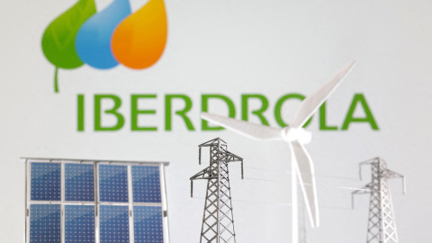Una ilustración con del logo de Iberdrola junto a miniaturas de paneles solares, aerogeneradores y torres eléctricas.