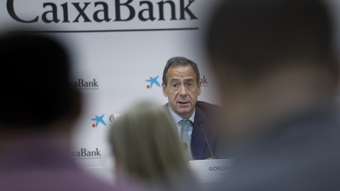 El consejero delegado de CaixaBank, Gonzalo Gortázar, durante la presentación  de los resultados semestrales del banco.