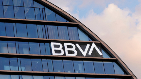 El logo del BBVA en su sede corporativa en Madrid. El logo del BBVA en su sede corporativa en Madrid.