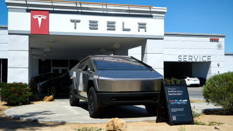 Un vehículo de Tesla aparcado en un concesionario de EEUU. Un vehículo de Tesla aparcado en un concesionario de EEUU.
