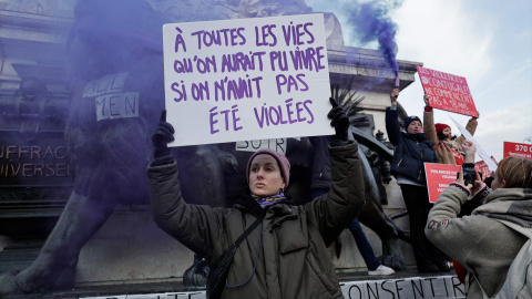 Una manifestante sostiene un cartel en una marcha contra las agresiones sexuales en Francia.