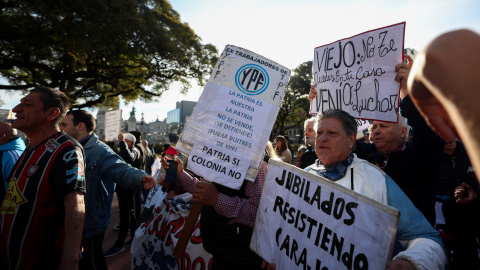 AME6487. BUENOS AIRES (ARGENTINA), 30/07/2025.- Personas participan en una protesta de jubilados este miércoles, en Buenos Aires (Argentina). Juan Ignacio Roncoroni