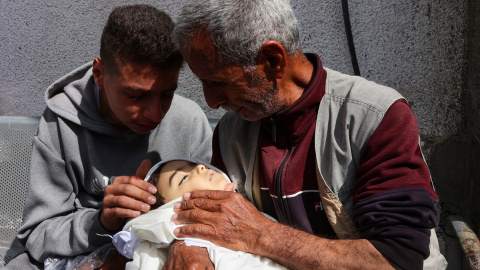 Palestinos lloran sobre el cuerpo amortajado de un niño que murió durante un ataque israelí en el hospital Al-Shifa de la ciudad de Gaza el 28 de abril de 2025.