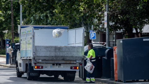 Un trabajador de la limpieza en Madrid, en una imagen del pasado 25 de julio.