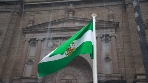 Bandera de Andalucía, en el Patio del Parlamento, el pasado 28 de febrero.