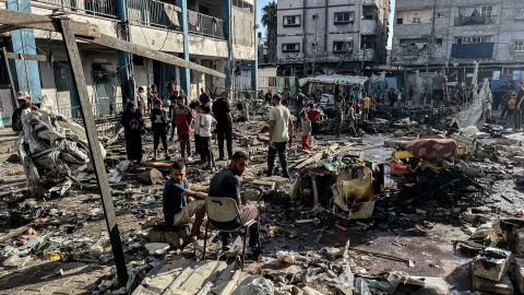 Palestinos observan la destrucción tras un ataque israelí, a julio de 2025. Palestinos observan la destrucción tras un ataque israelí, a julio de 2025.