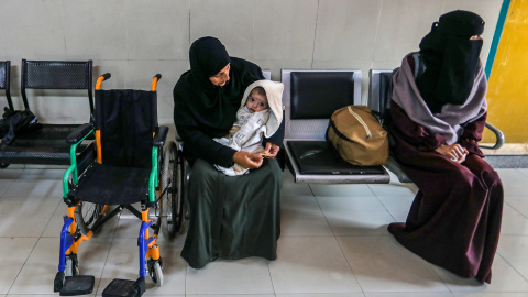EuropaPress_6609714_filed_02_february_2025_palestinian_territories_khan_yunis_palestinian_women Mujeres palestinas esperan abatidas junto a su equipaje antes de partir de Gaza hacia Egipto para recibir atención médica adecuada.