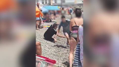 Un bañista intenta detener a un migrante en Castell de Ferro (Granada)