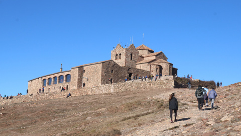Excursionistes pujant al cim de la Mola, al Parc Natural de Sant Llorenç del Munt i l'Obac