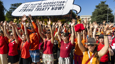 Activistas y ciudadanos protestan este martes frente a la sede del Naciones Unidas en Ginebra (Suiza), donde se celebra la cumbre contra la contaminación de los plásticos.