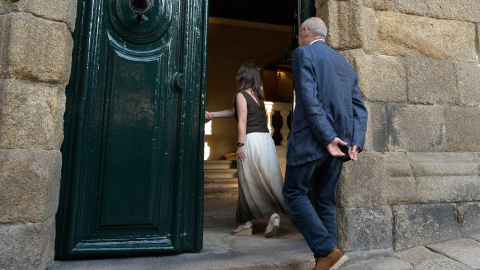 La Casa Cornide recibió este lunes las primeras visitas de una comitiva de representantes institucionales y de la sociedad civil.