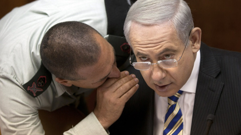 AFP__20131114__Nic6220948__v1002__HighRes__IsraelPoliticsCabinetNetanyahu El primer ministro israelí, Benjamin Netanyahu habla en 2013 con su entonces secretario militar, Eyal Zamir y actual jefe del Estado Mayor de Israel (2/06/2013)