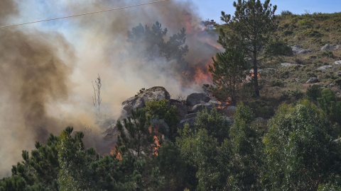 51961c372b2ff041d5057ff7e4eb6bf0df24d0df Un nuevo incendio forestal en la zona del municipio de Ponteceso (A Coruña), en España.
