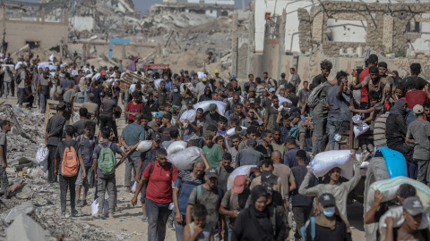 Palestinos transportan suministros de ayuda que ingresaron a Gaza a través de Israel, en Beit Lahia, en el norte de la Franja de Gaza.Editorial licence valid only for Spain and 3 MONTHS from the date of the image, then delete it from your archive. For non-editorial and non-licensed use, please contact EUROPA PRESS.05/8/2025 ONLY FOR USE IN SPAIN