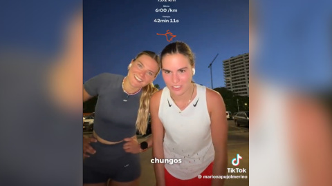 barrios chungos Dos chicas corren en "barrios chungos" para Tik Tok.