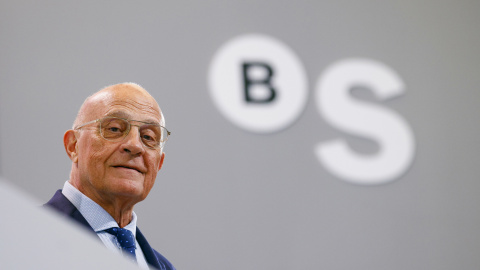 El presidente del Banco Sabadell, Josep Oliu, durante la junta extraordinaria de accionistas que ha aprobado la venta de la filial británica TSB al Santander. El presidente del Banco Sabadell, Josep Oliu, durante la junta extraordinaria de accionistas que ha aprobado la venta de la filial británica TSB al Santander.