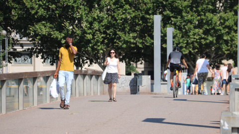 Vianants caminant per Lleida durant una onada de calor