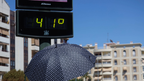 f30f670b8b6617872449d4dd142159e93fbd4c60 CÓRDOBA, 06/08/2025.- Una persona se protege del sol miemntras camina junto a un termómetro que marca 41 grados e Córdoba este miércoles, una jornada marcada por las altas temperaturas en casi todo el país. EFE/Salas