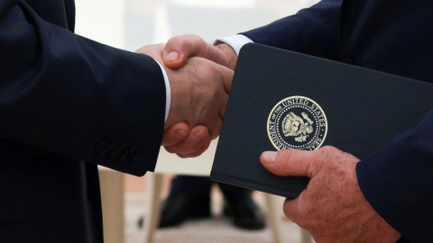 Detalle del apretón de manos de Vladimir Putin, presidente de Rusia, a la izquierda de la imagen, con el enviado especial de Trump, Steve Witkoff, durante su reunión en Moscú este miércoles.