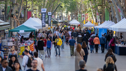 EuropaPress_6668250_grupos_personas_paseando_calles_viendo_libros_diada_sant_jordi_2025_23 (Foto de ARCHIVO)Grupos de personas paseando por las calles y viendo libros durante la Diada de Sant Jordi 2025, a 23 de abril de 2025, en Barcelona, Cataluña (España). Barcelona vuelve a vivir una nueva Diada de Sant Jordi, en la que se llena de libros y rosas, en una edición en la que crece el número de paradas profesionales de libros y superficie para buscar una mayor comodidad, hasta los 3.500 metros cuadrados en diez espacios de siete distritos de la ciudad. Este año, hay más paradas que el año anterior en las zonas profesionales, con 400 paradas, 348 de libros y 52 de rosas, a las que se debe sumar un centenar más de libros que se ubican en las puertas de las librerías, que elevan a 500 los puestos entre libros y rosas.Lorena Sopêna / Europa Press23 ABRIL 2025;DÍA DEL LIBRO;PASEO;LIBRERIAS23/4/2025