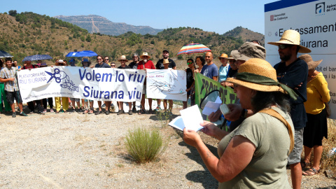 Un centenar de persones es concentren al pantà de Siurana en contra el transvasament d'aigua al de Riudecanyes