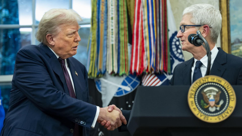 Donald Trump estrecha la mano al CEO de Apple, Tim Cook. Donald Trump estrecha la mano al CEO de Apple en la Casa Blanca President Donald Trump and Apple CEO Tim Cook shake hands after announcing an additional $100 billion Apple investment in the US in the Oval Office of the White House in Washington, DC, USA, 06 August 2025. The White House will also establish the Apple American Manufacturing Program, which will focus on bringing Apples supply chain and manufacturing to the US. EFE/EPA/BONNIE CASH / POOL