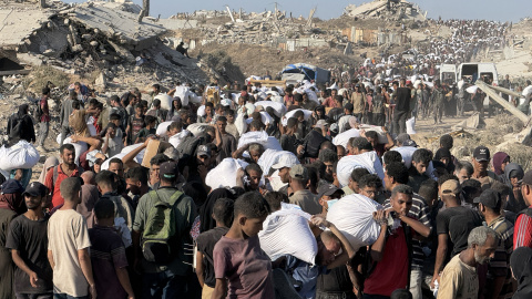 99e89e90a2176724bf3c4b364539031469783731 FOTODELDÍA ZIKIM (FRANJA DE GAZA), 07/08/2025.- Miles de personas acuden a una zona militarizada cerca del cruce de Zikim, en el norte de la Franja de Gaza, para hacerse con harina del Programa Mundial de Alimentos. Son las dos de la tarde. Bajo el calor abrasador de Gaza, miles de personas caminan kilómetros en dirección a la frontera de Zikim, en el extremo noroeste de la Franja, para intentar hacerse con harina de uno de los camiones que entran cada día por allí. Algunos vuelven cubiertos de sangre, otros muertos y, los afortunados, cargados de sacos del preciado "oro blanco". EFE/ Ahmad Awad