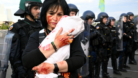 AFP__20250517__474Q3FU__v1__MidRes__SwitzerlandIsraelPalestinianMusicTelevisionAward Activista del movimiento BDS (Boicot, Desinversiones y Sanciones) sostiene un maniquí con forma de bebé frente a agentes antidisturbios durante una manifestación contra el candidato de Israel del Festival de Eurovisión 2025 (17.05.2025 / Basilea)