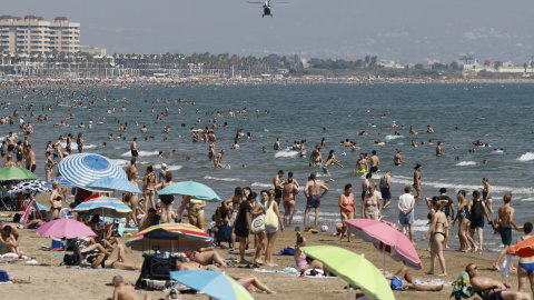 playa Bañistas en la playa de las Arenas en València.