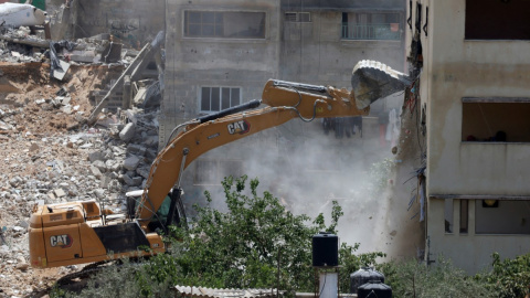 AFP__20250623__63G24EJ__v1__MidRes__PalestinianIsraelConflictDemolition Una excavadora militar israelí derriba una vivienda en el campo de refugiados palestino de Nur Shams, en la Cisjordania ocupada por Israel (23.06.2025)