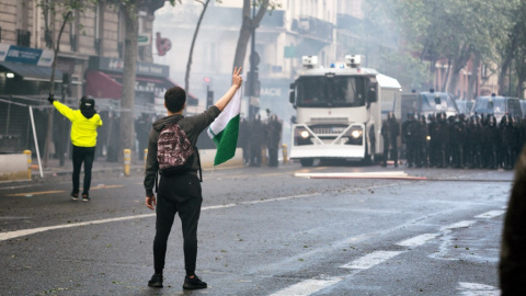 AFP__20210516__HL_MNODA_1452913__v1__MidRes__FranceSocialDemonstrationForbidenDemons Un joven frente al cordón policial y sus cañones de agua en una manifestación en apoyo a Palestina que se mantuvo a pesar de su prohibición. París, Francia. (15.05.21)
