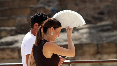 Personas con calor en Málaga. Personas con calor en Málaga.