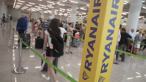 EuropaPress_6842100_05_july_2025_spain_palma_passengers_queue_in_front_of_the_ryanair_check_in Foto de archivo de varios pasajeros en un aeropuerto.