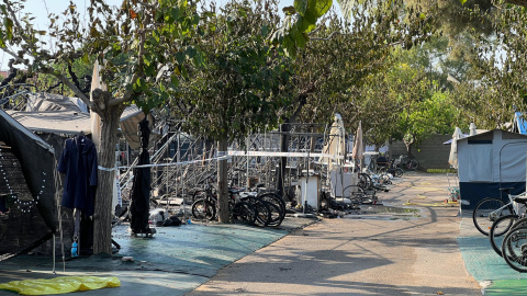 Parcel·les cremades al càmping Vendrell Platja, on hi ha hagut dos incendis sense víctimes i que han obligat a desallotjar el recinte Parcel·les cremades al càmping Vendrell Platja, on hi ha hagut dos incendis sense víctimes i que han obligat a desallotjar el recinte