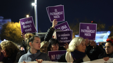 Una mujer sujeta una pancarta que dice: "El patriarcado mata", durante una concentración contra un asesinato machista en Mallorca, a 12 de diciembre de 2024.