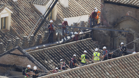 e99ce62039acc85e61f2f76278f042ae7e6ca730 CÓRDOBA, 11/08/2025.- Operarios trabajan en la zona afectada en las cubiertas de la Mezquita-Catedral de Córdoba, sobre todo en el techo de la capilla de la Anunciación, que fue la que colapsó a causa del incendio declarado el pasado viernes en una de las capillas, este lunes en el que la Unidad de Policía Científica de la Policía Nacional junto a los arquitectos y técnicos están inspeccionando los daños sufridos en el monumento. EFE/Salas