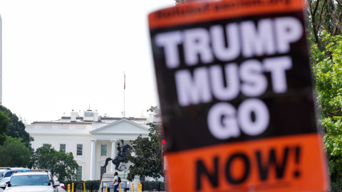 2025-08-11T153506Z_1612003042_RC225GA0HCGY_RTRMADP_3_USA-TRUMP-CRIME Uno de los carteles en la manifestación tras el anuncio de Trump.