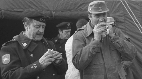 El rey emérito Juan Carlos I junto al general Jaime Milans del Bosch, de visita en las instalaciones de la División Acorazada Brunete.