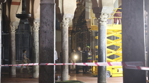 Policías y bomberos en la Mezquita-Catedral de Córdoba.