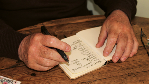 Las manos de Manuel Lourenzo, mientras escribe en la cafetería Lumar, en A Coruña. Las manos de Manuel Lourenzo, mientras escribe en la cafetería Lumar, en A Coruña.