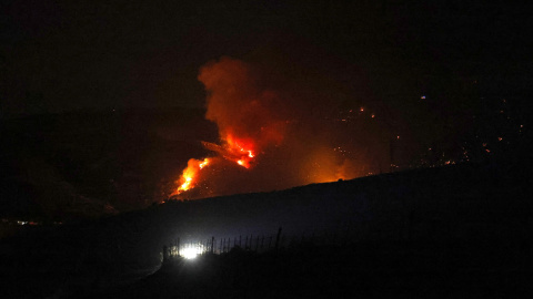 Imagen nocturna del incendio en la Sierra de la Playa, en Tarifa (Cádiz), tomada este lunes. Imagen nocturna del incendio en la Sierra de la Playa, en Tarifa (Cádiz), tomada este lunes.