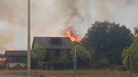 Una vivienda en llamas, el pasado lunes en la localidad de Las Médulas, en El Bierto (León). Una vivienda en llamas, el pasado lunes en la localidad de Las Médulas, en El Bierto (León).