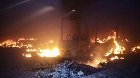 Estructura en llamas en Cubo de Benavente (Zamora), este lunes a causa del incendio de Molezuelas de la Carballeda (Zamora). Estructura en llamas en Cubo de Benavente (Zamora), este lunes a causa del incendio de Molezuelas de la Carballeda (Zamora).