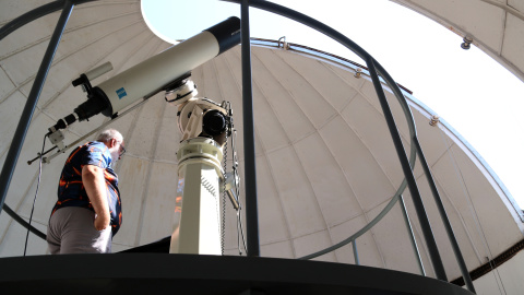 Un investigador de l'Observatori de l'Ebre fent les fotografies diàries al sol amb telescopio Zeiss